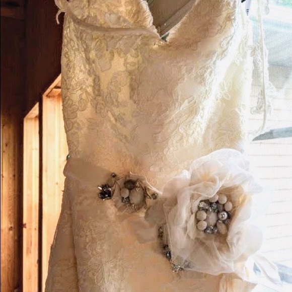 Enzoani Lace Diana  Ivory Wedding Dress, size 8. - Picture 3 of 12